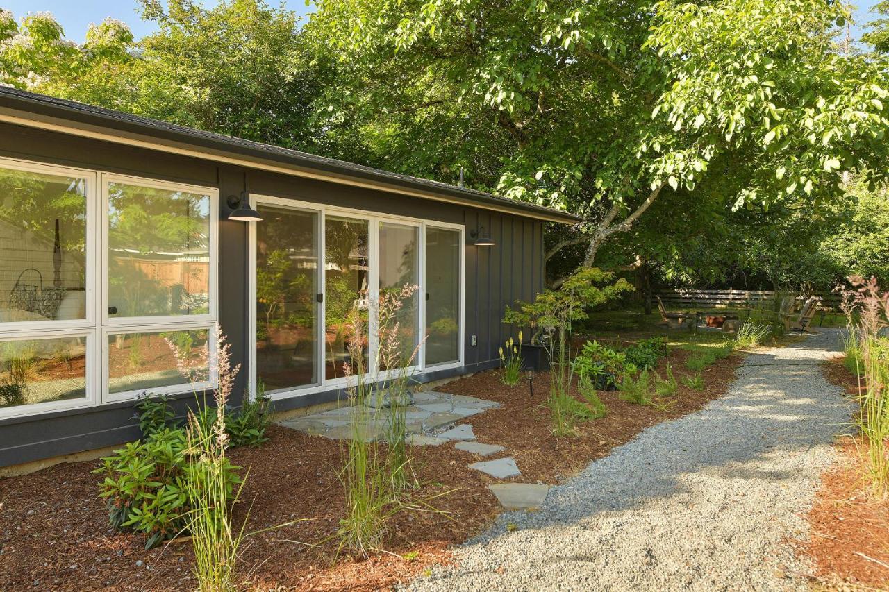 The Bayside Cottage North Saanich Екстериор снимка