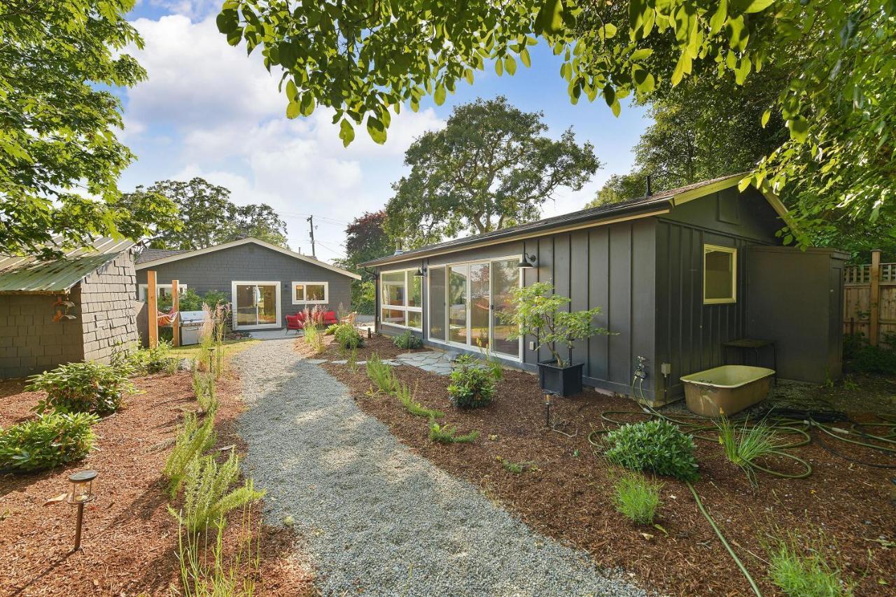 The Bayside Cottage North Saanich Екстериор снимка