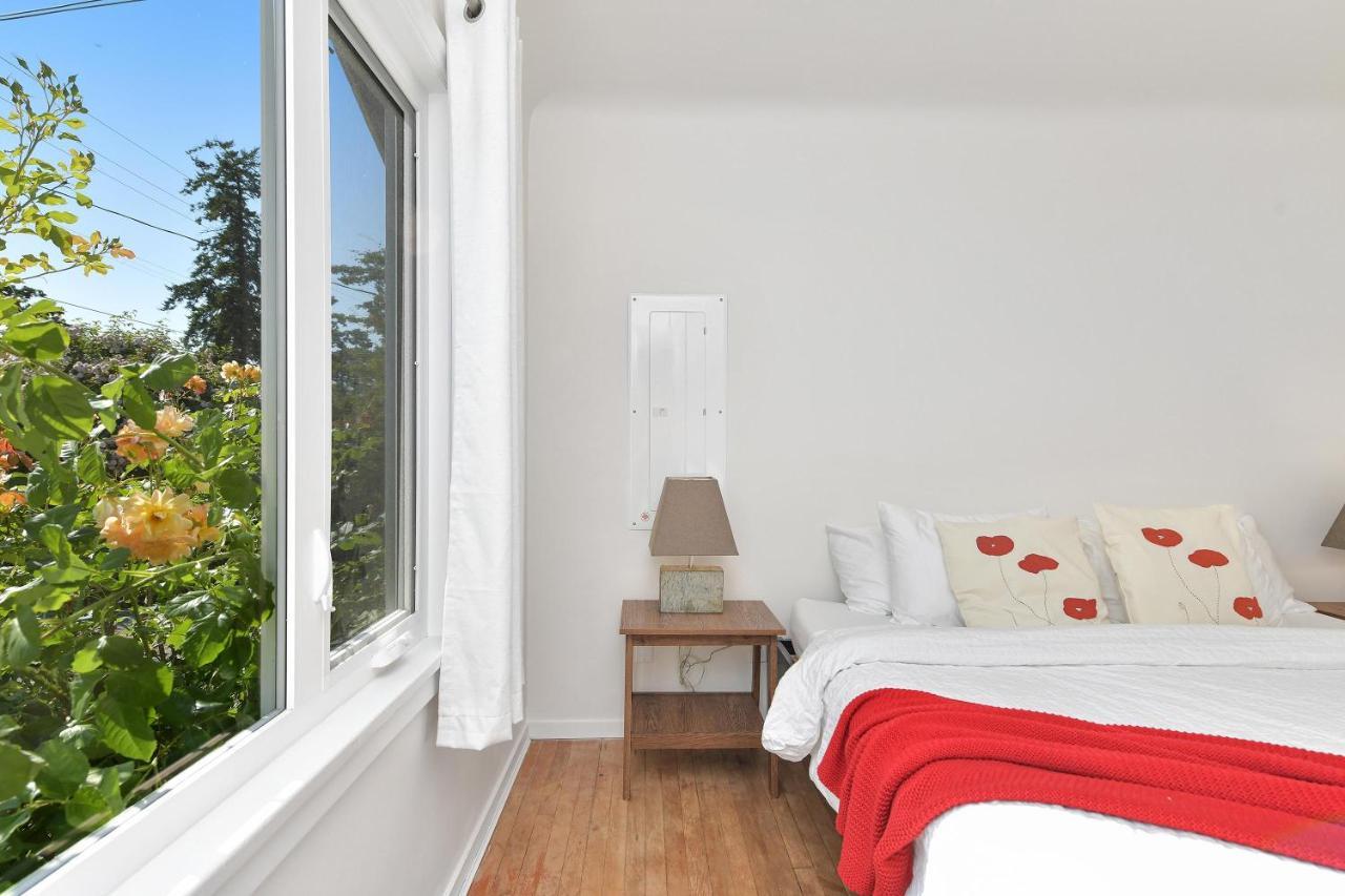 The Bayside Cottage North Saanich Екстериор снимка