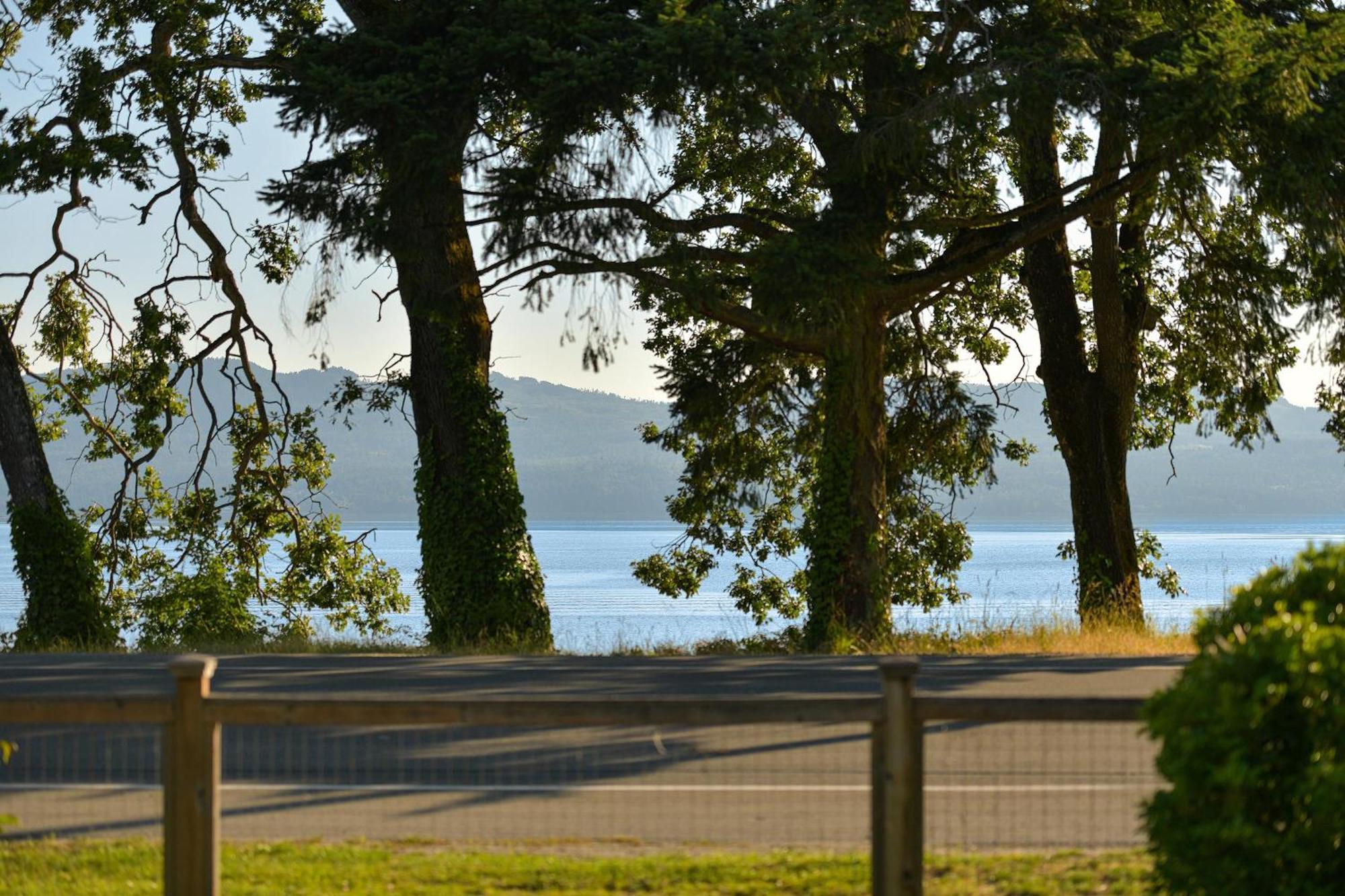 The Bayside Cottage North Saanich Екстериор снимка
