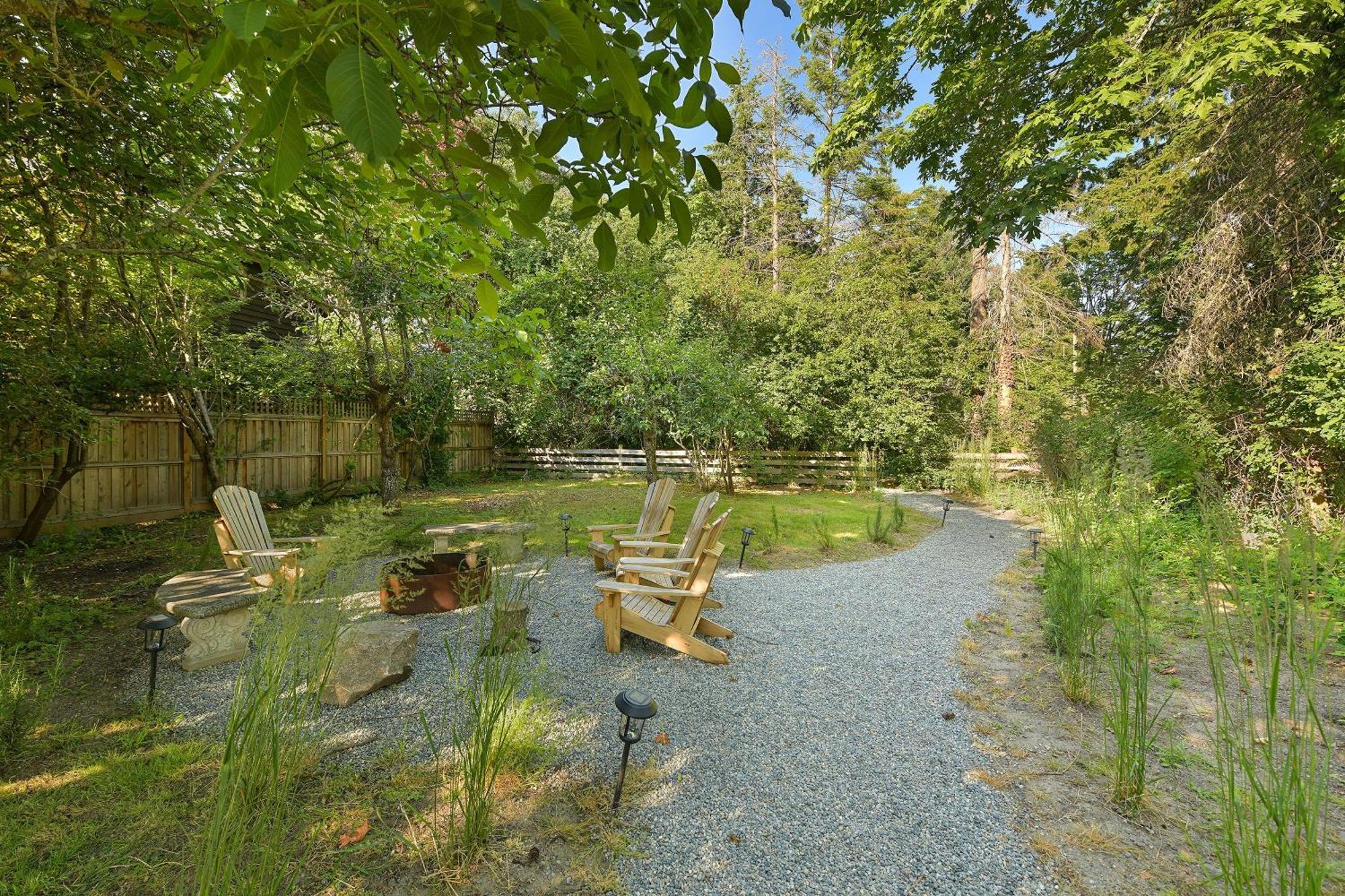 The Bayside Cottage North Saanich Екстериор снимка